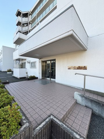 アプローチ部分は隅々まで清掃が行き届き、管理の良さが伺えます。スロープも設置されているため、ベビーカーや重い荷物を持っての移動もスムーズ。居住者やゲストを優しく迎え入れる、落ち着いた雰囲気です。