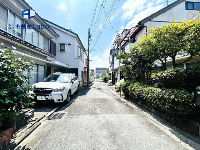 ●駐車スペース●　1台以上駐車可能♪　全面スペースが広く車の出し入れが楽々♪