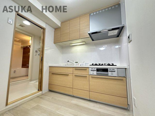 木目調の一体感のあるシステムキッチンが魅力的なキッチンスペースとなっております。