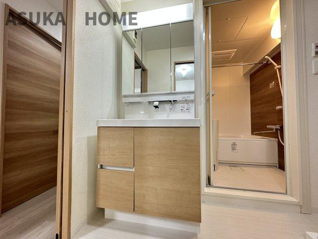 一日の始まりの朝、歯磨きをしたりメイクや髪をセットしたり、使いやすさが考えられた3面鏡です。