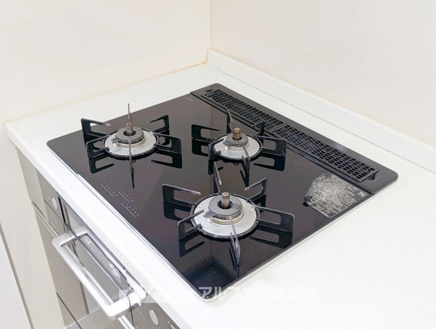 【gas　stove】◆ガスコンロ◆使い勝手に配慮されたガスコンロを備えたキッチン。火力調整がしやすく、毎日の調理がスムーズに進み、家事の時間を心地よく支えてくれます