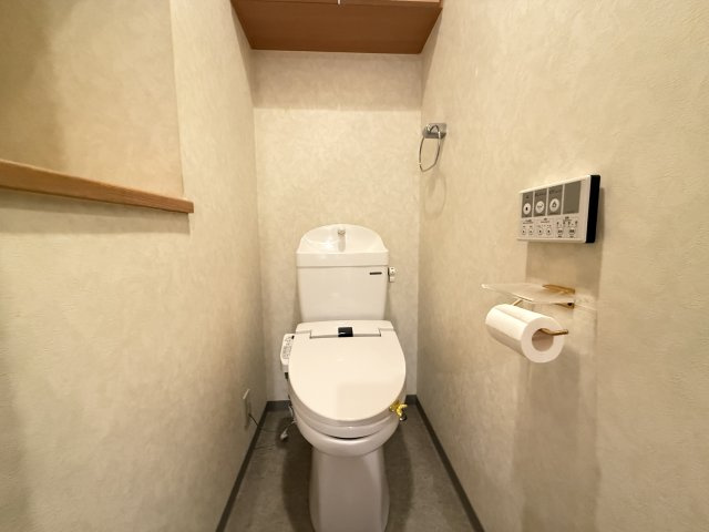 落ち着いた雰囲気のトイレ空間は、ゆとりのある広さで快適にご利用いただけます。掃除もしやすく清潔な状態を保ちやすい設計です。シンプルな内装のため圧迫感が少なく、毎日気持ちよく使える空間となっています。