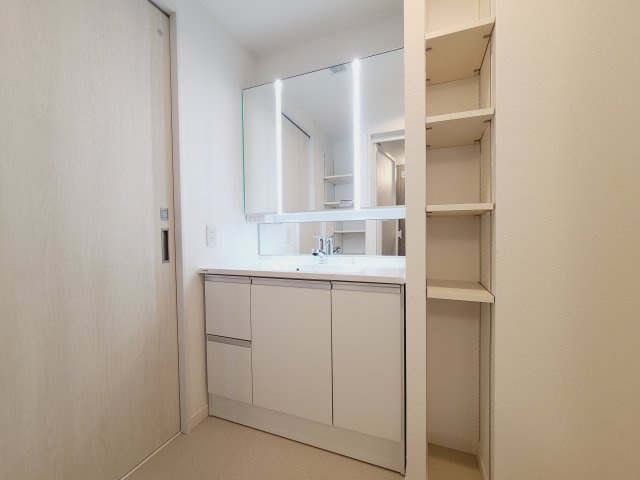 【新品】十分な大きさの洗面台は収納力大。身だしなみチェックや歯磨きなど、朝の慌ただしい時間でも余裕とゆとりを感じられる。