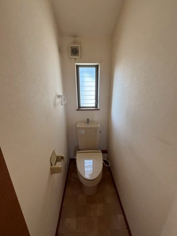 小窓が付いているので、トイレも明るい空間になっております♪       　