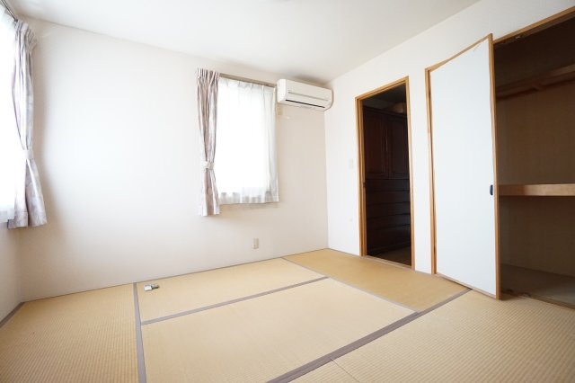 畳の上でゆっくりとくつろげる和室です
