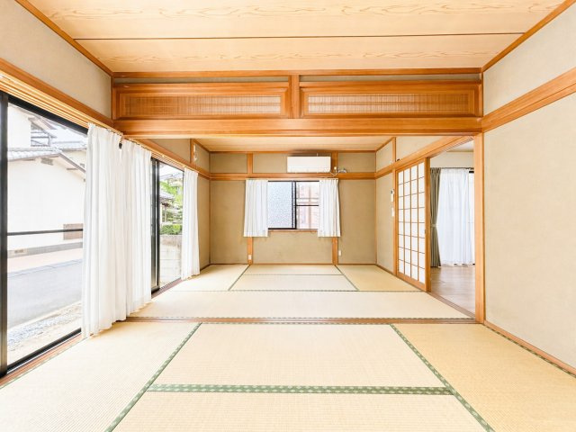広々とした続き間の和室は、リビングとしてもゆったりとお使いいただける開放感のある空間です。襖を開けることで一体感のある大空間となり、ご家族が自然と集まるくつろぎの場に。明るく心地よい空間です。