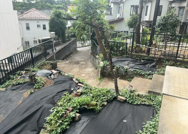 家を建てる場合、方位は要チェックです。現実的に日当たりのよい家ならばリビングは南側、建築基準法でも北側に当たる家への配慮は求められています。土地を見学に行く際は、方位磁針を持って行くようにしましょう。