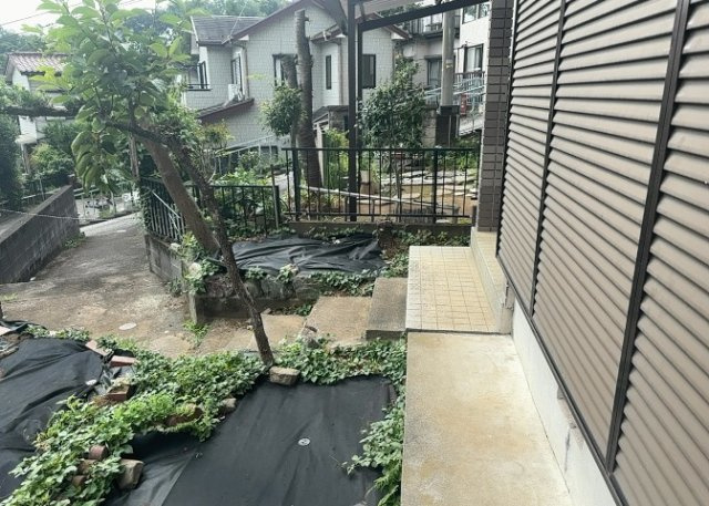 土地の前の道路に消火栓が設置されていることがあります。この場合、道路交通法第45条第1項により、駐車禁止の場所が指定されています。そのため、車庫などの駐車スペースをつくることができない場合があります。