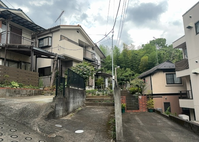 現地に行くなら、物件の周囲の地形がどうなっているかを見ることも大切です。周辺より低くなっている土地では、大雨などで水が集まりやすいため、地盤が弱くなっているということも考えられるため、注意が必要です。