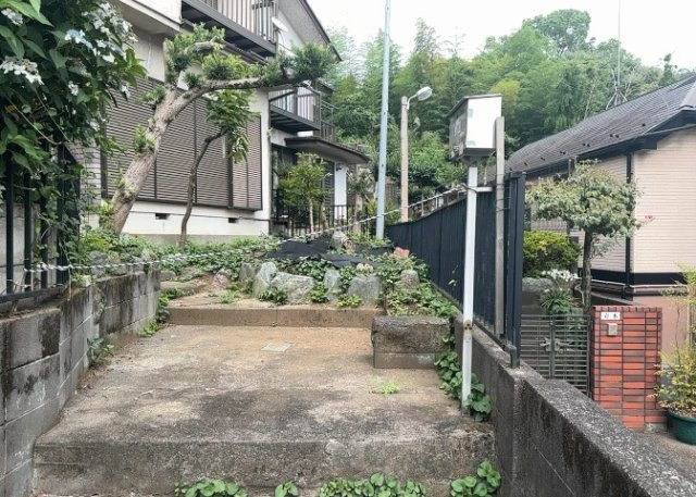 隣家の土地はどうなっているのか、生活利便施設が近くにあるのか、学校まで近いかなど、お客様のライフスタイルにあわせたイメージが重要です。また、近くにあると困る施設が近くにないかも確認するといいでしょう。