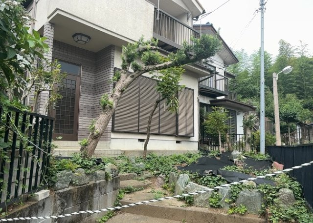 土地購入を検討されている場合、境界杭がない状態で購入してしまうと境界確定測量をする必要があり、費用がかかります。購入の前に、売主、隣土地所有者立ち合いのもと境界を確定し境界杭を設置するのがベストです。