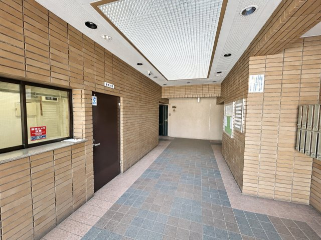 マンションのエントランスは、落ち着いた雰囲気で迎えてくれる共用空間です。タイル張りの壁面や広々したホール部分が、建物全体に上品で清潔感のある印象を与えています。集合ポストなど必要な設備も整っています。