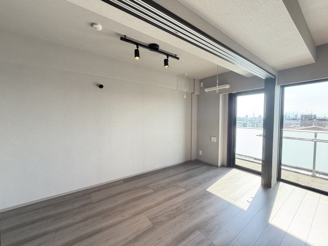 【洋室1　約5.2帖】　落ち着いた雰囲気の洋室。寝室や子ども部屋など、幅広くお使いいただけます。