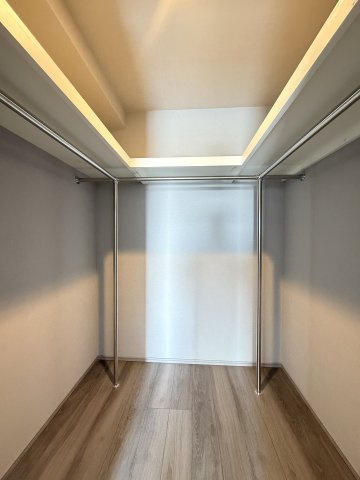 【洋室1　収納】　落ち着いた雰囲気の洋室。寝室や子ども部屋など、幅広くお使いいただけます。　収納豊富な設計で、お部屋を広々と使えます。
