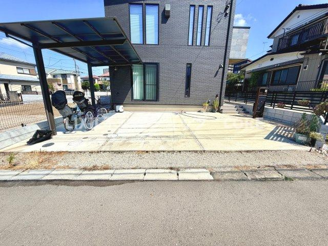 ゆったりとした駐車スペースを確保いたしましたので、大きめのお車でも駐車可能です。