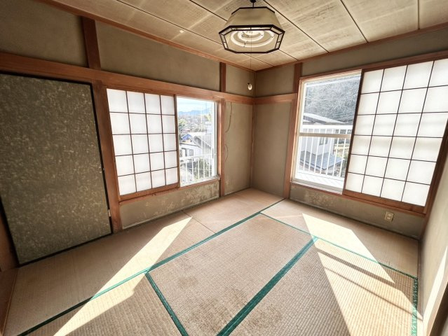 寝室でゆっくりと過ごすためにはベッド周りの適度な空間を担保することや窓の位置、照明の明るさ、寝室の広さなどを考える必要があります。自身や家族の構成とライフスタイルに併せて寝室にする部屋を選びましょう！
