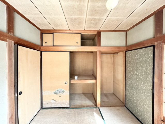 デザイン性を重視しすぎて収納が少なかった！なんてことにならないため、事前に現地で収納の数を確認しておくことをお勧めします。クローゼット以外にも床下収納や屋根裏収納、パントリーなどもチェックしましょう。