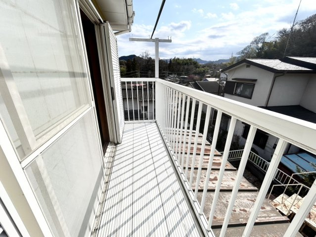 バルコニーは、室外の専用スペースのうち、「屋根がなく開放された空間」であるものを指します。ベランダより広いタイプのものが多く、日当たりもよいため家庭菜園などを楽しみたい人にとって適した環境となります。