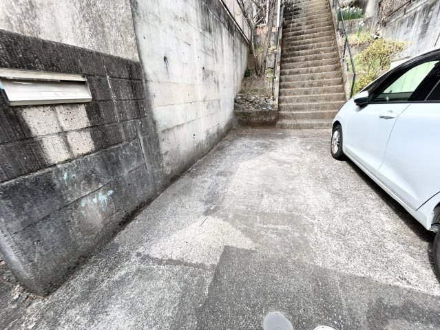 駐車場と明記されていても、最小スペースでつくられた駐車場だと大型車は駐車できなかったり、出入りしにくくなったりする可能性があります。お車のサイズと購入したい物件の駐車場のサイズを現地で確認しましょう。