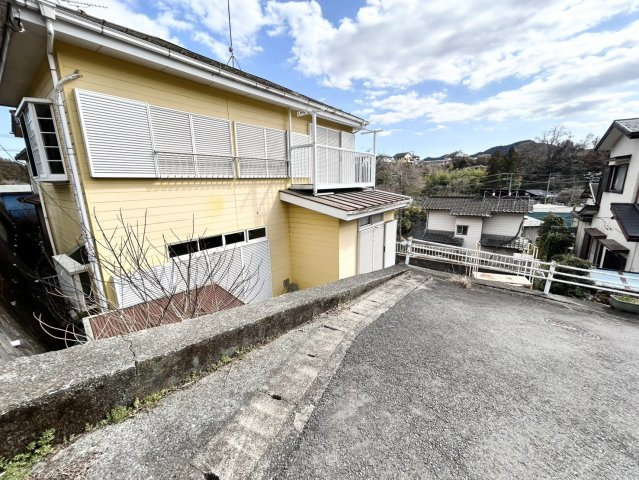 住宅用の土地では前面道路に2m以上接していなければならないと法律で定められています。しかし、お持ちの車のサイズやライフスタイルなどにより、2mでは利便が悪い場合もございますので、事前に確認しましょう。
