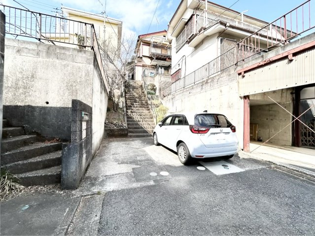 お持ちの車種によっては前面道路が広い方が便利でしょう。しかし、前面道路が広ければその分交通量が多くなるため、騒音などが気になる場合があります。実際に現地を見学し、周辺交通量や騒音などを確認しましょう！