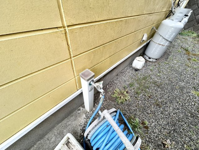 敷地内に散水栓や立水栓があると便利です。水道水を直接利用できるため、水を運ぶ手間を省くことが出来ます。大量の水を必要とする洗車作業や清掃などに役立ちます。その他設備とあわせて、現地でご確認ください。