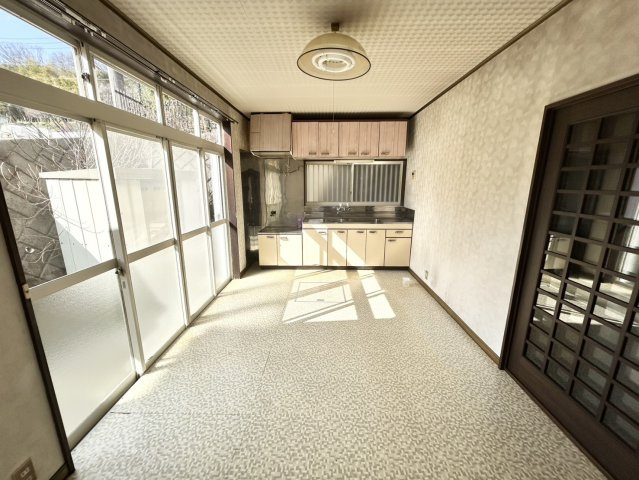 ダイニングは、食事や家族の団らんスペースとしてだけではなく、ほかの用途としても使用することができます。ダイニングテーブルを置き、食事のためのスペースを作ることでリビングとの差別化を図ることができます。