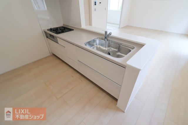 家族でのコミュニケーションがとれる対面型システムキッチンです。横一列にシンクとコンロをまとめたシンプルな形です。