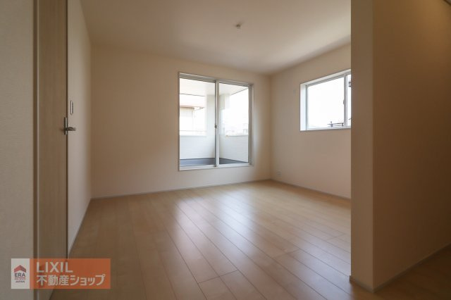 二面採光で太陽光が部屋に入りやすく、日中はとても明るいです。