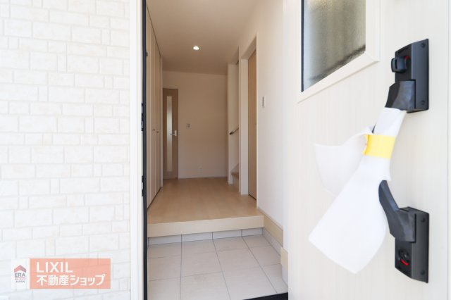 玄関ドアを二重ロックにすることで、泥棒や空き巣に玄関ドアから家の中に侵入されることを防ぐことにつながります。