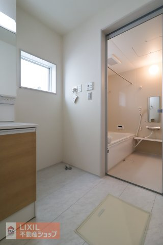 洗面脱衣所はゆったりとしたスペースで使いやすいです。洗面化粧台には豊富な収納を設けています。