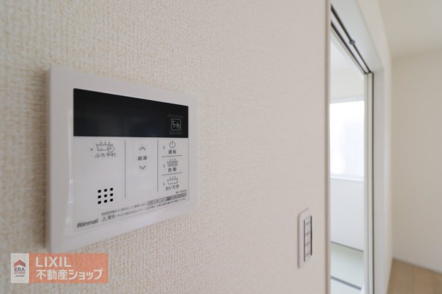 オートバスリモコンです。スイッチ1つで一定量の湯を浴槽に張ったり、保温や追い焚きをすることができるシステムが付いています。浴室以外からでも楽々操作が出来ます♪