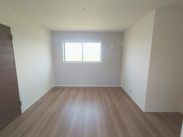 広い主寝室はベッドなどの大型の家具を設置しても圧迫感が生まれにくく、空間に余白を持たせた自由度の高いコーディネートが可能です。