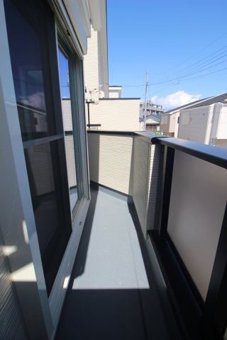 2部屋にまたがるバルコニーは陽当たりの良い南東向きです