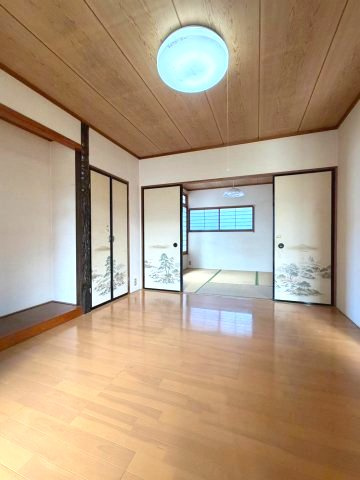 西側の部屋。南は洋室。北側は和室です。大きな部屋へのリフォームも可能です。