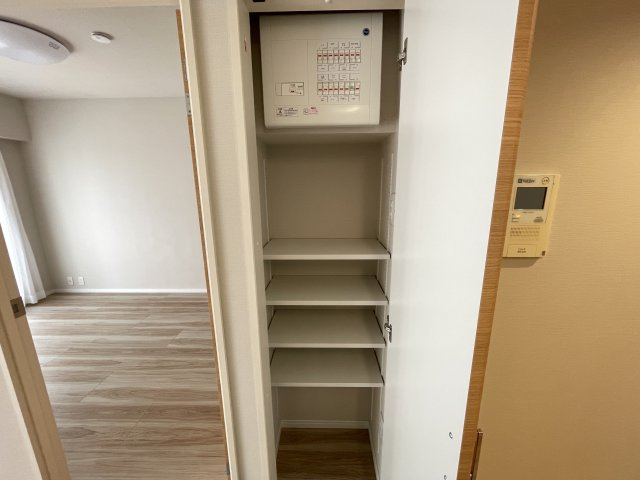 リビングにある収納。散らかしやすい書類や小物、掃除用具入れとしても！　