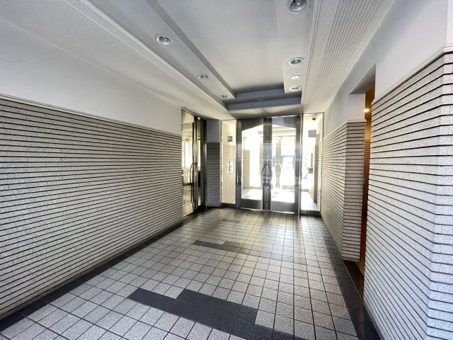明るく広々としたエントランスが迎えてくれます。　