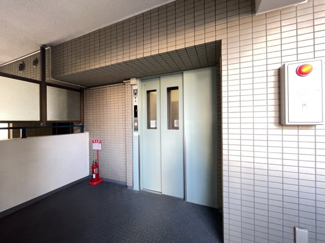 重たい荷物を持っていても、エレベーターがあれば安心です。　