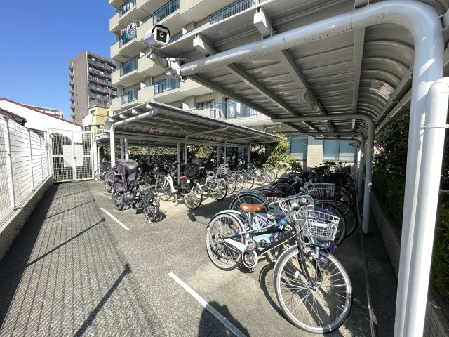 屋根付きの駐輪場で、サビや汚れの心配も不要。　