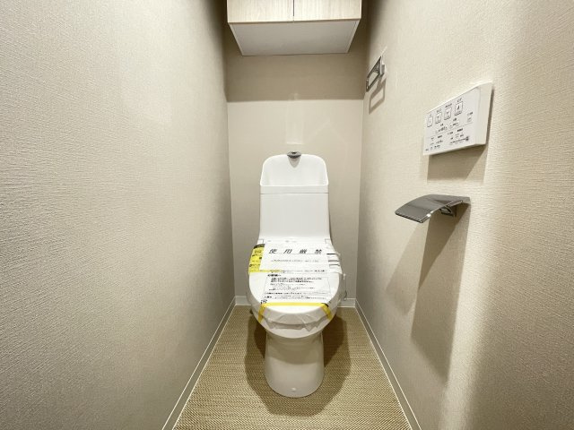 温水洗浄便座付きの清潔感あるトイレは、落ち着いた空間に。　
