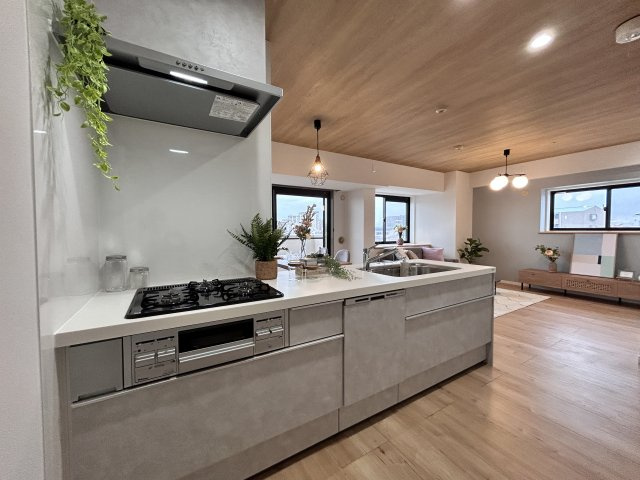 ☆Kitchen☆キッチンからリビングダイニングが見渡せ、ご家族の様子を見ながら、会話を楽しみながらお料理できます。　来客時もキッチンに立ちながらおしゃべりできるのは嬉しいですね。　　