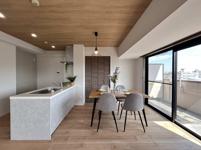 ☆Living　Room☆明るく開放的な空間で一家団らんの楽しい時間をお過ごしいただけます。ゆったりとしたダイニングスペースは家具の配置をしやすい間取プランです。　　