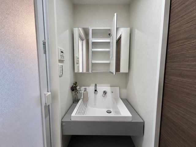☆Wash　Room☆収納力と機能性に優れた三面鏡洗面化粧台です。鏡の裏は収納スペースになっていますので、すっきり清潔に保てます。　
