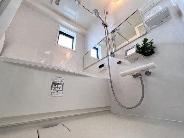 ☆Bath　Room☆毎日のバスタイムが楽しみになりそうな広々浴室♪　雨の日のお洗濯にも大活躍！浴室乾燥機付　