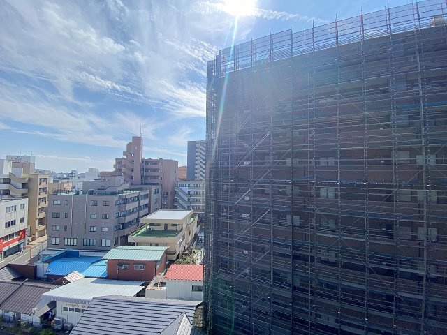 バルコニーからの開放感あふれる素晴らしい眺望です。遮るものが少ないため採光や通風に優れており、窓の外に広がる豊かな景色を眺めながら穏やかで贅沢な時間をお過ごしいただけます。