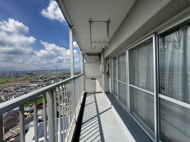現地写真　日当たりの良いバルコニーは気持ちよく洗濯物が干せます♪