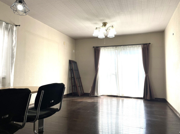 大きな窓から自然光が差し込む明るい洋室。主寝室や子ども部屋にもおすすめです♪