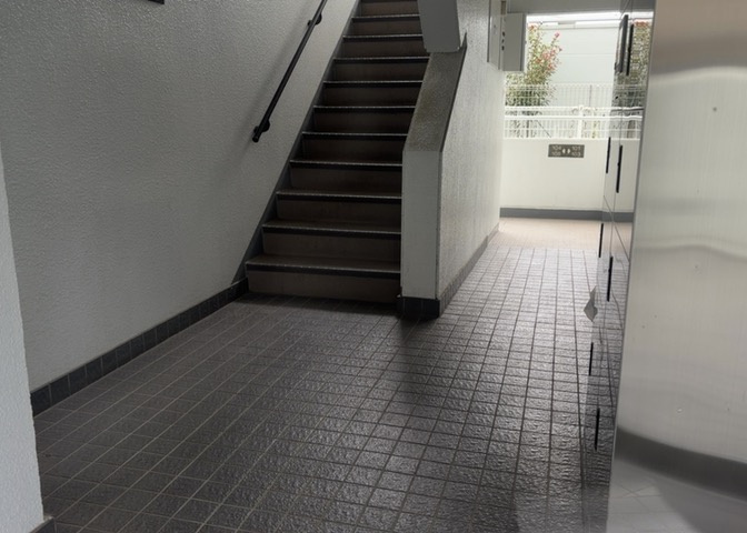 ラウンジは、マンションの共用スペースに椅子やテーブルなどを配置した利用者が寛げる空間です。屋内型ラウンジと屋外型ラウンジがあります。共用部分の管理状況と合わせて、詳細については現地でご確認ください。