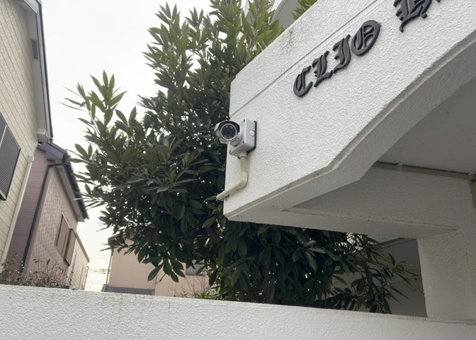 受付はマンションコンシェルジュがいる場合もあれば、管理人が滞在する小部屋を総称して呼ぶことがあります。主にエントランスに設置されていることから、防犯面でも期待ができます。防犯設備がない場合はより安心！