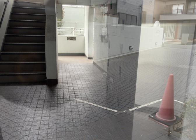エントランス付近に設置されている集合ポストは、住んでいる部屋と離れているため、ポストをあさるなど誰かに何かされていても被害に気づきにくいです。入居する時には他人に特定されにくい番号で鍵をかけましょう！